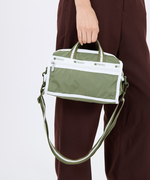 LeSportsac(レスポートサック)の「MINI DUFFEL CROSSBODY スペクテイターオリーブ(ショルダーバッグ・レディース・グリーン・FREE)」の2枚目の写真