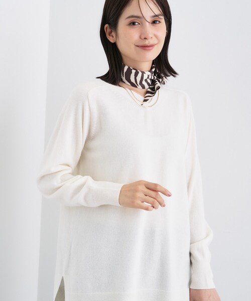INDIVI(インディヴィ)の「【洗える/チュニック丈/カシミヤ混】スリットデザインVネックニット(ニット/セーター・レディース・オフホワイト/サックスブルー/ブラック/チャコール/レッド系1/ブラウン系その他・13/05/38/34/15 /19)」の1枚目の写真