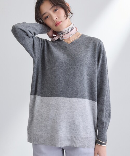 INDIVI(インディヴィ)の「【洗える/チュニック丈/カシミヤ混】スリットデザインVネックニット(ニット/セーター・レディース・オフホワイト/サックスブルー/ブラック/チャコール/レッド系1/ブラウン系その他・13/05/38/34/15 /19)」の3枚目の写真