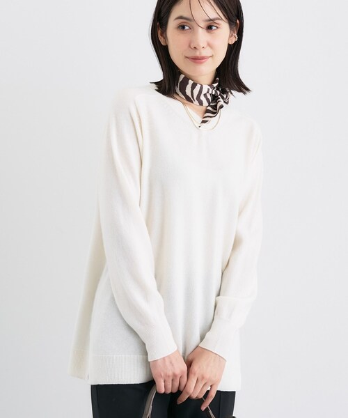 INDIVI(インディヴィ)の「【洗える/チュニック丈/カシミヤ混】スリットデザインVネックニット(ニット/セーター・レディース・オフホワイト/サックスブルー/ブラック/チャコール/レッド系1/ブラウン系その他・13/05/38/34/15 /19)」の8枚目の写真