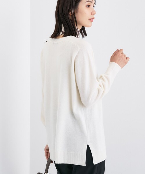 INDIVI(インディヴィ)の「【洗える/チュニック丈/カシミヤ混】スリットデザインVネックニット(ニット/セーター・レディース・オフホワイト/サックスブルー/ブラック/チャコール/レッド系1/ブラウン系その他・13/05/38/34/15 /19)」の9枚目の写真