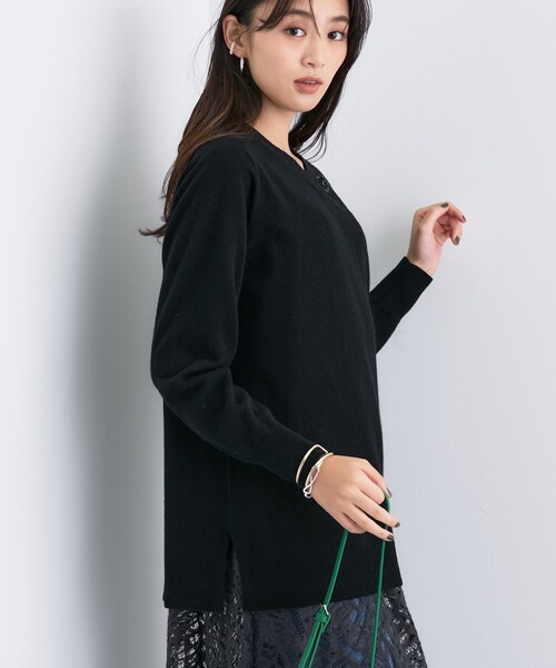 INDIVI(インディヴィ)の「【洗える/チュニック丈/カシミヤ混】スリットデザインVネックニット(ニット/セーター・レディース・オフホワイト/サックスブルー/ブラック/チャコール/レッド系1/ブラウン系その他・13/05/38/34/15 /19)」の13枚目の写真