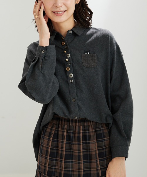 BELLUNA PLUS(ベルーナ)の「アニマル刺しゅう多ボタンデザインブラウス(シャツ/ブラウス・レディース・ストライプ/ネイビー系/チャコール・LARGE/MEDIUM/X-LARGE)」の7枚目の写真