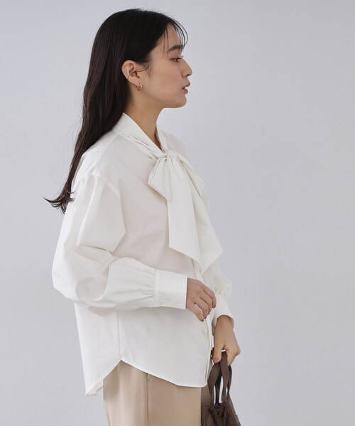 OPAQUE.CLIP(オペークドットクリップ)の「ボウタイブラウス【洗濯機OK】(シャツ/ブラウス・レディース・ネイビー/ダークブラウン/ホワイト・38/40/42)」の4枚目の写真