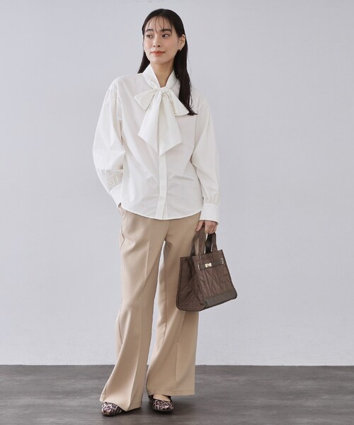 OPAQUE.CLIP(オペークドットクリップ)の「ボウタイブラウス【洗濯機OK】(シャツ/ブラウス・レディース・ネイビー/ダークブラウン/ホワイト・38/40/42)」の5枚目の写真