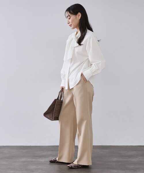 OPAQUE.CLIP(オペークドットクリップ)の「ボウタイブラウス【洗濯機OK】(シャツ/ブラウス・レディース・ネイビー/ダークブラウン/ホワイト・38/40/42)」の6枚目の写真