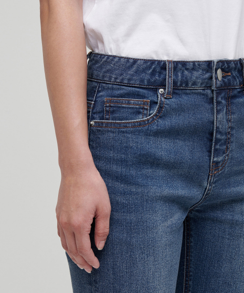 MUSINSA STANDARD WOMAN(ムシンサスタンダードウーマン)の「レディーススリムストレートデニムパンツ【ミディアムインディゴ】(デニムパンツ・レディース・その他・29/30/24/25/26/27/28)」の5枚目の写真