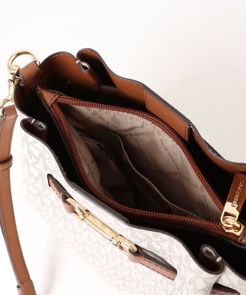 MICHAEL KORS(マイケルコース)の「CARSON コンバーチブル バケット クロスボディ ミディアム - MKシグネチャー(ショルダーバッグ・レディース・ホワイト系・FREE)」の4枚目の写真
