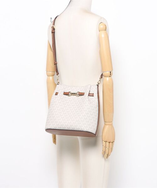 MICHAEL KORS(マイケルコース)の「CARSON コンバーチブル バケット クロスボディ ミディアム - MKシグネチャー(ショルダーバッグ・レディース・ホワイト系・FREE)」の6枚目の写真