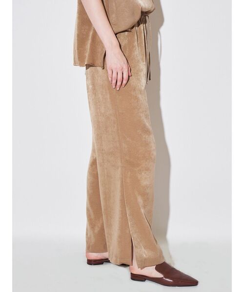 ELENDEEK（エレンディーク）の「サテンリラックスパンツ（その他パンツ・レディース・オフホワイト/ブラック/キャメル・FREE）」の3枚目の写真