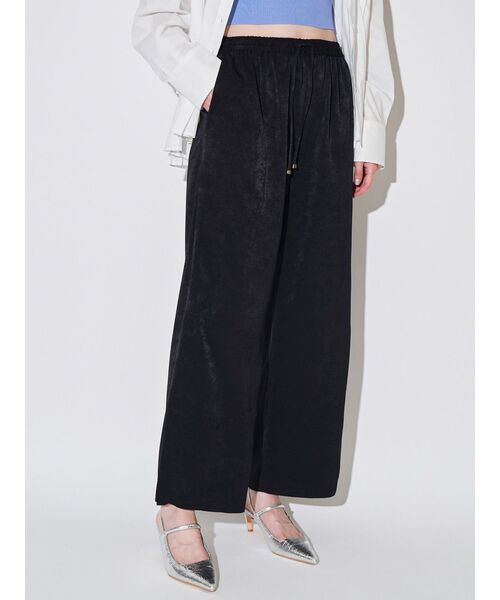 ELENDEEK（エレンディーク）の「サテンリラックスパンツ（その他パンツ・レディース・オフホワイト/ブラック/キャメル・FREE）」の8枚目の写真