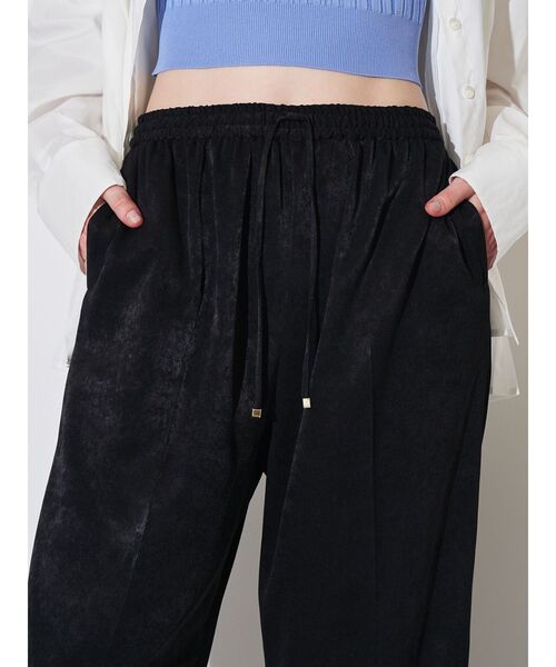 ELENDEEK（エレンディーク）の「サテンリラックスパンツ（その他パンツ・レディース・オフホワイト/ブラック/キャメル・FREE）」の11枚目の写真