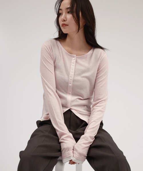 andme(アンドミー)の「【新色追加】バイカラー・ヘンリーネック長袖シアートップス(Tシャツ/カットソー・レディース・グレー系/ピンク系/イエロー系/ブラック系/ピンク系その他/ブラウン系・FREE)」の6枚目の写真