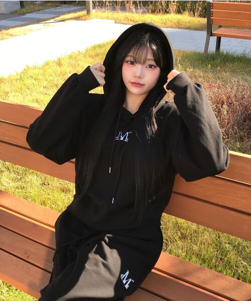 MUCENT(ムセント)の「ヨンドメタルロゴフードパーカー(成人男女共用)(パーカー・レディース・ブラック・S/L)」の3枚目の写真