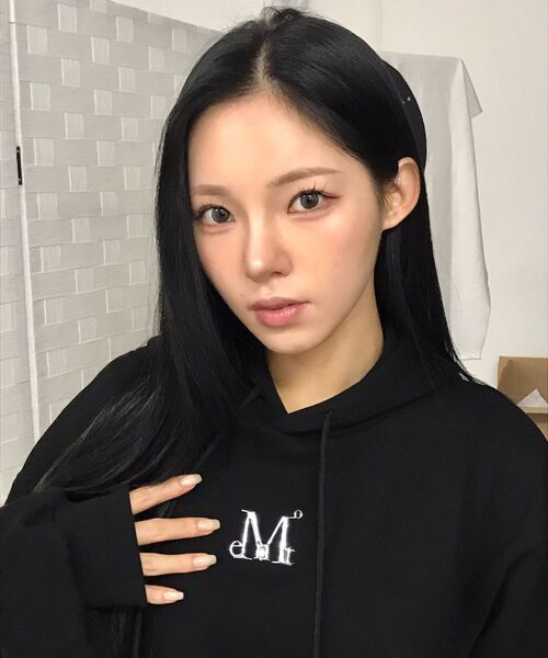MUCENT(ムセント)の「ヨンドメタルロゴフードパーカー(成人男女共用)(パーカー・レディース・ブラック・S/L)」の2枚目の写真