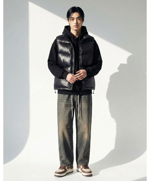 APOSTROPHE COMMA(アポストロフィコンマ)の「ハイグロッシーアングルダウンベスト(ブラック)(ダウンベスト・メンズ・その他・SMALL/MEDIUM/LARGE)」の1枚目の写真