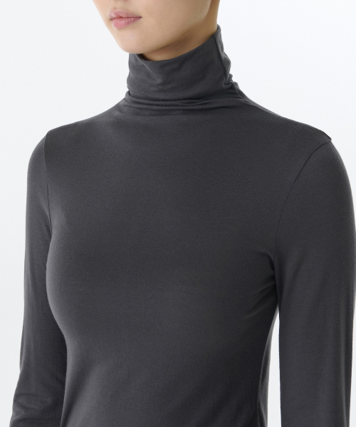 MUSINSA STANDARD WOMAN（ムシンサスタンダードウーマン）の「ウィメンズウールテンセルスリムタートルネック長袖Tシャツ[ダークグレー]（Tシャツ/カットソー・レディース・その他・X-SMALL/SMALL/MEDIUM/LARGE）」の3枚目の写真