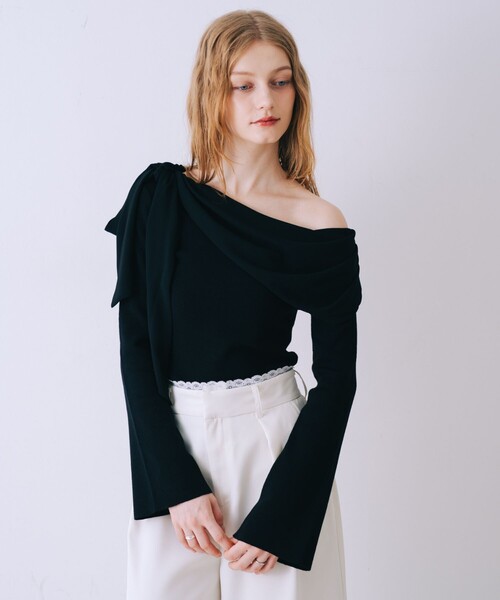 SELFIST（セルフィスト）の「ワンショルダーリボン付きニット　オフショル 2WAY 冬服（ニット/セーター・レディース・ブラック/オフホワイト/ブラック系その他・フリー）」の2枚目の写真