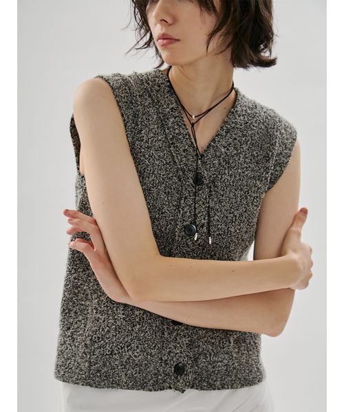 emmi(エミ)の「ツノヤーンリブニットベスト(ニット/セーター・レディース・オフホワイト/ブラック・F)」の4枚目の写真