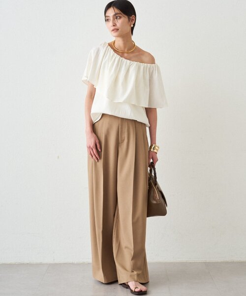 LOUNGEDRESS（ラウンジドレス）の「フリルオフショルブラウス（シャツ/ブラウス・レディース・ブラック/ベージュ/オフホワイト・FREE）」の4枚目の写真