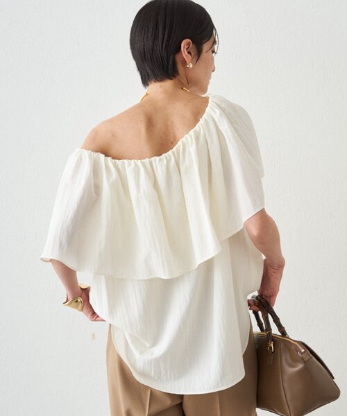 LOUNGEDRESS（ラウンジドレス）の「フリルオフショルブラウス（シャツ/ブラウス・レディース・ブラック/ベージュ/オフホワイト・FREE）」の9枚目の写真