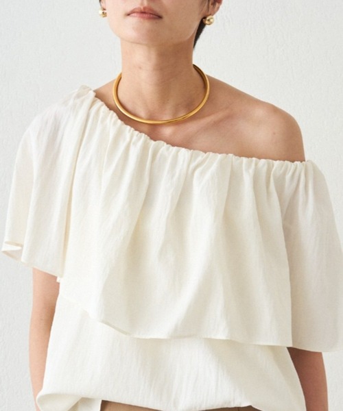 LOUNGEDRESS（ラウンジドレス）の「フリルオフショルブラウス（シャツ/ブラウス・レディース・ブラック/ベージュ/オフホワイト・FREE）」の2枚目の写真