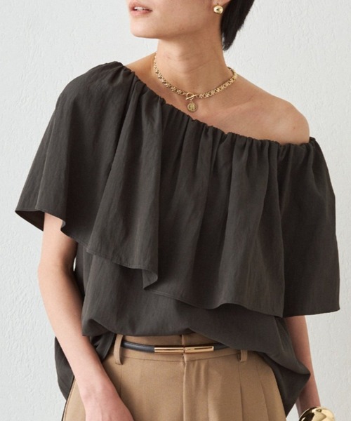 LOUNGEDRESS（ラウンジドレス）の「フリルオフショルブラウス（シャツ/ブラウス・レディース・ブラック/ベージュ/オフホワイト・FREE）」の3枚目の写真