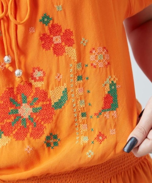 チャイハネ（チャイハネ）の「【チャイハネ】花刺繍クロスステッチトップス（その他トップス・レディース・オレンジ/ブルー/ホワイト・FREE）」の11枚目の写真