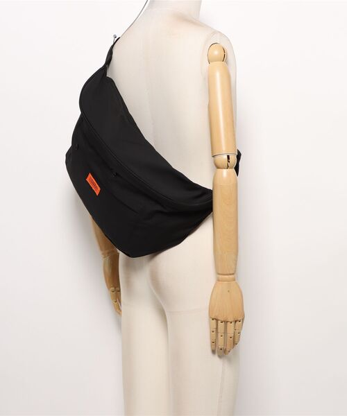 UNIVERSAL OVERALL（ユニバーサルオーバーオール）の「【UNIVERSALOVERALL/ユニバーサルオーバーオール】ビッグヒップバッグ　ボディバッグ（ボディバッグ/ウエストポーチ・メンズ・チャコールグレー・FREE）」の7枚目の写真