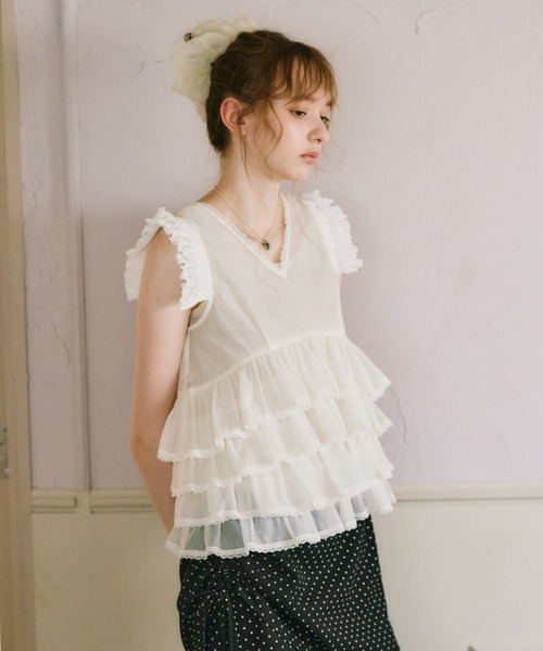 idem(イデム)の「sheer frill tiered blouse / ティアードノースリーブブラウス(シャツ/ブラウス・レディース・ブラック/アイボリー・FREE)」の10枚目の写真