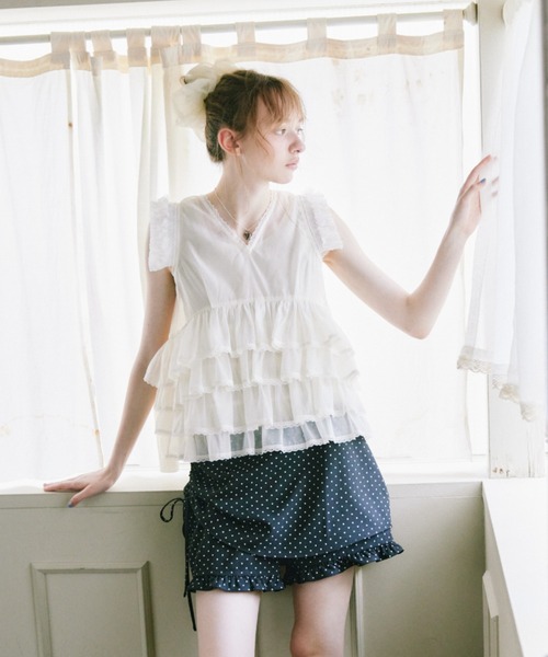 idem(イデム)の「sheer frill tiered blouse / ティアードノースリーブブラウス(シャツ/ブラウス・レディース・ブラック/アイボリー・FREE)」の4枚目の写真