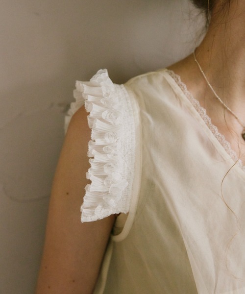 idem(イデム)の「sheer frill tiered blouse / ティアードノースリーブブラウス(シャツ/ブラウス・レディース・ブラック/アイボリー・FREE)」の12枚目の写真