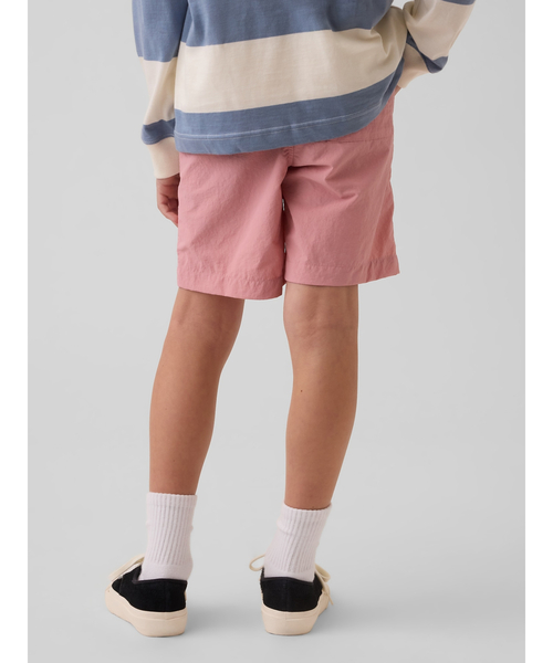 GAP（ギャップ）の「リラックスフィット ナイロン プルオンショートパンツ (キッズ)（その他パンツ・キッズ・グレー/ブラック/ピンク/ベージュ・110cm/120cm/130cm/140cm/150cm/160cm）」の10枚目の写真