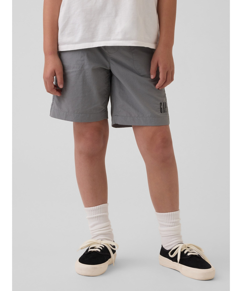 GAP（ギャップ）の「リラックスフィット ナイロン プルオンショートパンツ (キッズ)（その他パンツ・キッズ・グレー/ブラック/ピンク/ベージュ・110cm/120cm/130cm/140cm/150cm/160cm）」の3枚目の写真