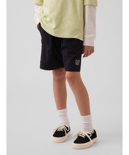 GAP（ギャップ）の「リラックスフィット ナイロン プルオンショートパンツ (キッズ)（その他パンツ・キッズ・グレー/ブラック/ピンク/ベージュ・110cm/120cm/130cm/140cm/150cm/160cm）」の2枚目の写真