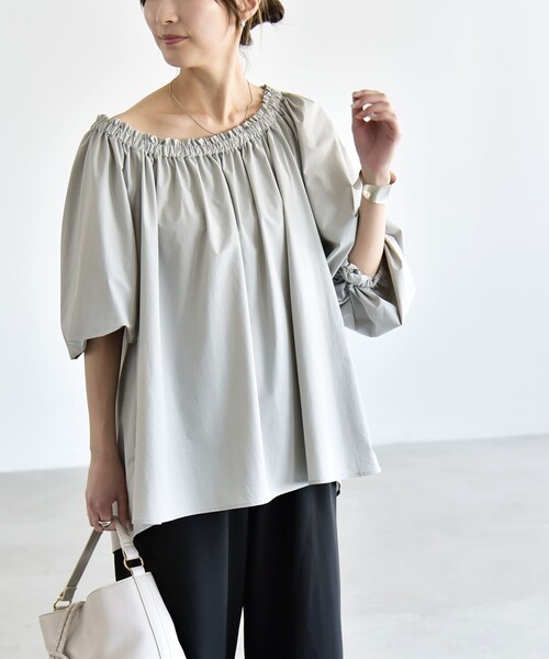 quaranciel(カランシエル)の「quaranciel:〈接触冷感/UVカット/撥水加工〉ギャザー オフショル ラッシュガード ブラウス(シャツ/ブラウス・レディース・カーキ/ライトグレー・ONE SIZE)」の2枚目の写真