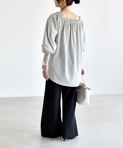 quaranciel(カランシエル)の「quaranciel:〈接触冷感/UVカット/撥水加工〉ギャザー オフショル ラッシュガード ブラウス(シャツ/ブラウス・レディース・カーキ/ライトグレー・ONE SIZE)」の4枚目の写真