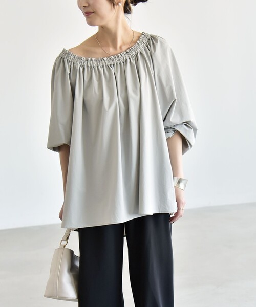 quaranciel(カランシエル)の「quaranciel:〈接触冷感/UVカット/撥水加工〉ギャザー オフショル ラッシュガード ブラウス(シャツ/ブラウス・レディース・カーキ/ライトグレー・ONE SIZE)」の5枚目の写真