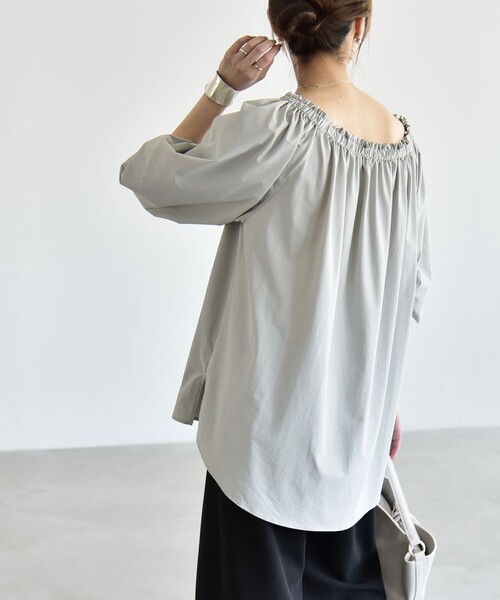 quaranciel(カランシエル)の「quaranciel:〈接触冷感/UVカット/撥水加工〉ギャザー オフショル ラッシュガード ブラウス(シャツ/ブラウス・レディース・カーキ/ライトグレー・ONE SIZE)」の6枚目の写真