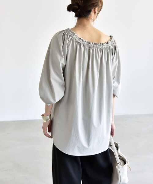 quaranciel(カランシエル)の「quaranciel:〈接触冷感/UVカット/撥水加工〉ギャザー オフショル ラッシュガード ブラウス(シャツ/ブラウス・レディース・カーキ/ライトグレー・ONE SIZE)」の7枚目の写真