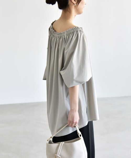 quaranciel(カランシエル)の「quaranciel:〈接触冷感/UVカット/撥水加工〉ギャザー オフショル ラッシュガード ブラウス(シャツ/ブラウス・レディース・カーキ/ライトグレー・ONE SIZE)」の8枚目の写真