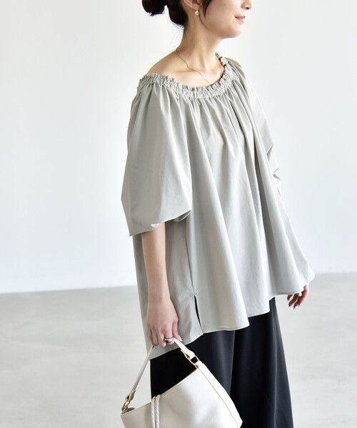 quaranciel(カランシエル)の「quaranciel:〈接触冷感/UVカット/撥水加工〉ギャザー オフショル ラッシュガード ブラウス(シャツ/ブラウス・レディース・カーキ/ライトグレー・ONE SIZE)」の9枚目の写真