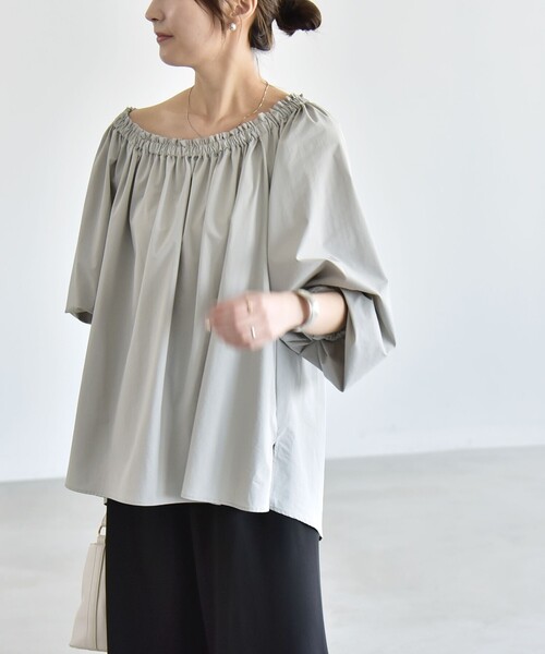 quaranciel(カランシエル)の「quaranciel:〈接触冷感/UVカット/撥水加工〉ギャザー オフショル ラッシュガード ブラウス(シャツ/ブラウス・レディース・カーキ/ライトグレー・ONE SIZE)」の10枚目の写真