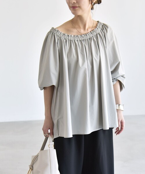 quaranciel(カランシエル)の「quaranciel:〈接触冷感/UVカット/撥水加工〉ギャザー オフショル ラッシュガード ブラウス(シャツ/ブラウス・レディース・カーキ/ライトグレー・ONE SIZE)」の11枚目の写真