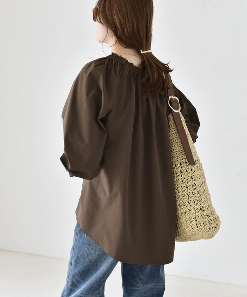 quaranciel(カランシエル)の「quaranciel:〈接触冷感/UVカット/撥水加工〉ギャザー オフショル ラッシュガード ブラウス(シャツ/ブラウス・レディース・カーキ/ライトグレー・ONE SIZE)」の14枚目の写真