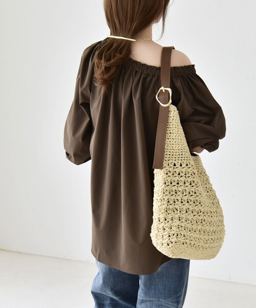 quaranciel(カランシエル)の「quaranciel:〈接触冷感/UVカット/撥水加工〉ギャザー オフショル ラッシュガード ブラウス(シャツ/ブラウス・レディース・カーキ/ライトグレー・ONE SIZE)」の15枚目の写真