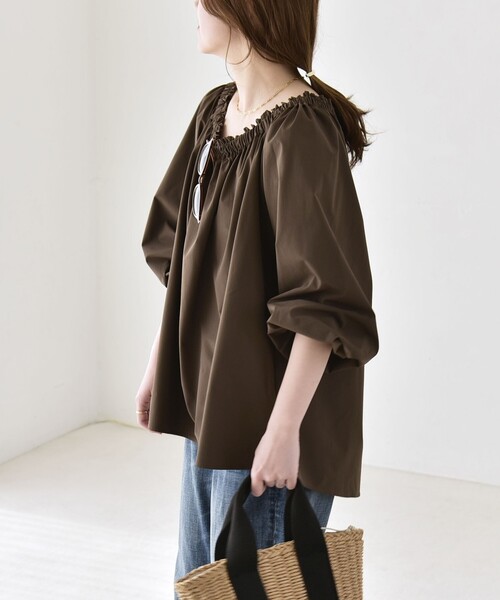 quaranciel(カランシエル)の「quaranciel:〈接触冷感/UVカット/撥水加工〉ギャザー オフショル ラッシュガード ブラウス(シャツ/ブラウス・レディース・カーキ/ライトグレー・ONE SIZE)」の20枚目の写真