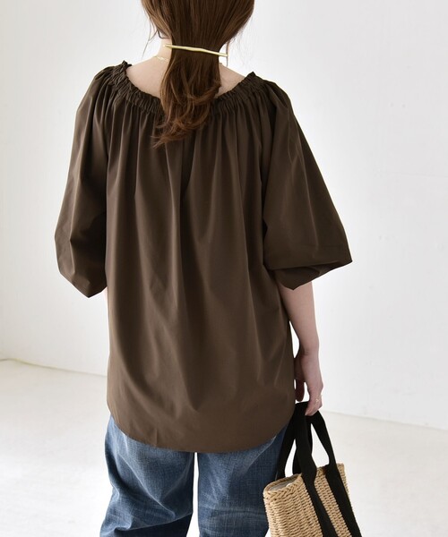 quaranciel(カランシエル)の「quaranciel:〈接触冷感/UVカット/撥水加工〉ギャザー オフショル ラッシュガード ブラウス(シャツ/ブラウス・レディース・カーキ/ライトグレー・ONE SIZE)」の21枚目の写真