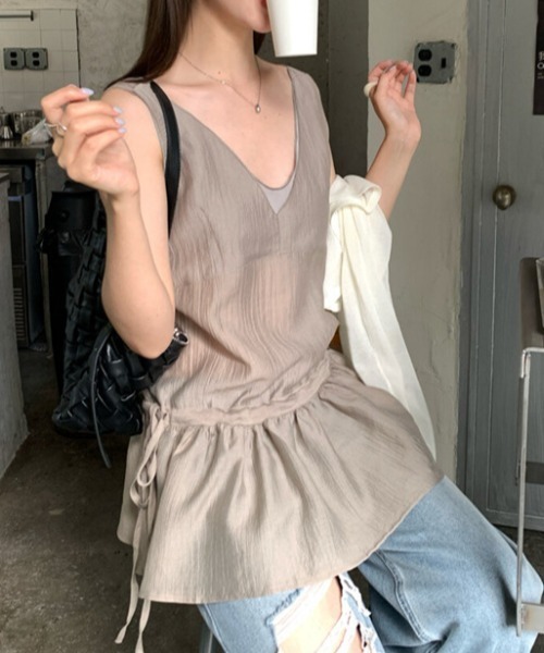 AMAJI(アマジ)の「Vネック ノースリーブ ウエスト切替 ギャザー フレアヘム トップス(Tシャツ/カットソー・レディース・カーキ/グレー・LARGE/MEDIUM/SMALL)」の1枚目の写真