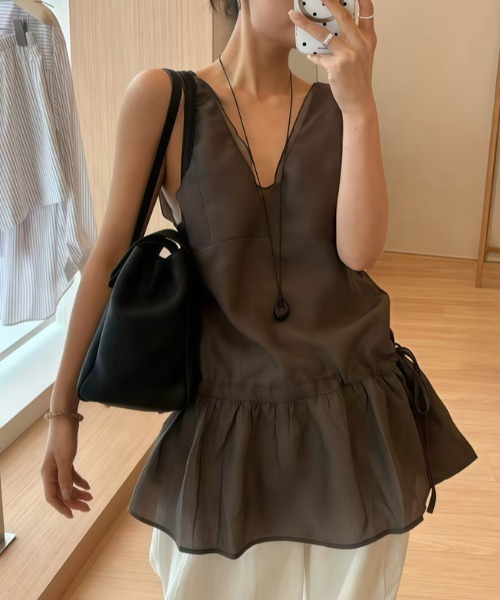 AMAJI(アマジ)の「Vネック ノースリーブ ウエスト切替 ギャザー フレアヘム トップス(Tシャツ/カットソー・レディース・カーキ/グレー・LARGE/MEDIUM/SMALL)」の5枚目の写真